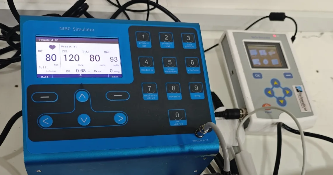 Simuladores de prueba NIBP y SpO2 en el taller de Rafmedical
